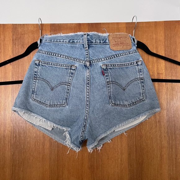 Levi’s Short Jean Shorts - Picture 3 of 3